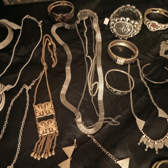Necklaces and bracelets - Picture 2 of 13
